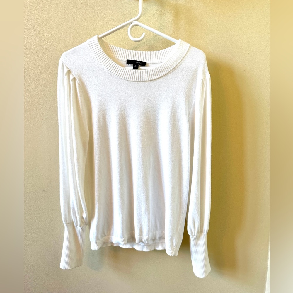 Ann Taylor fine gauge white sweater long cuffs gathered shoulders